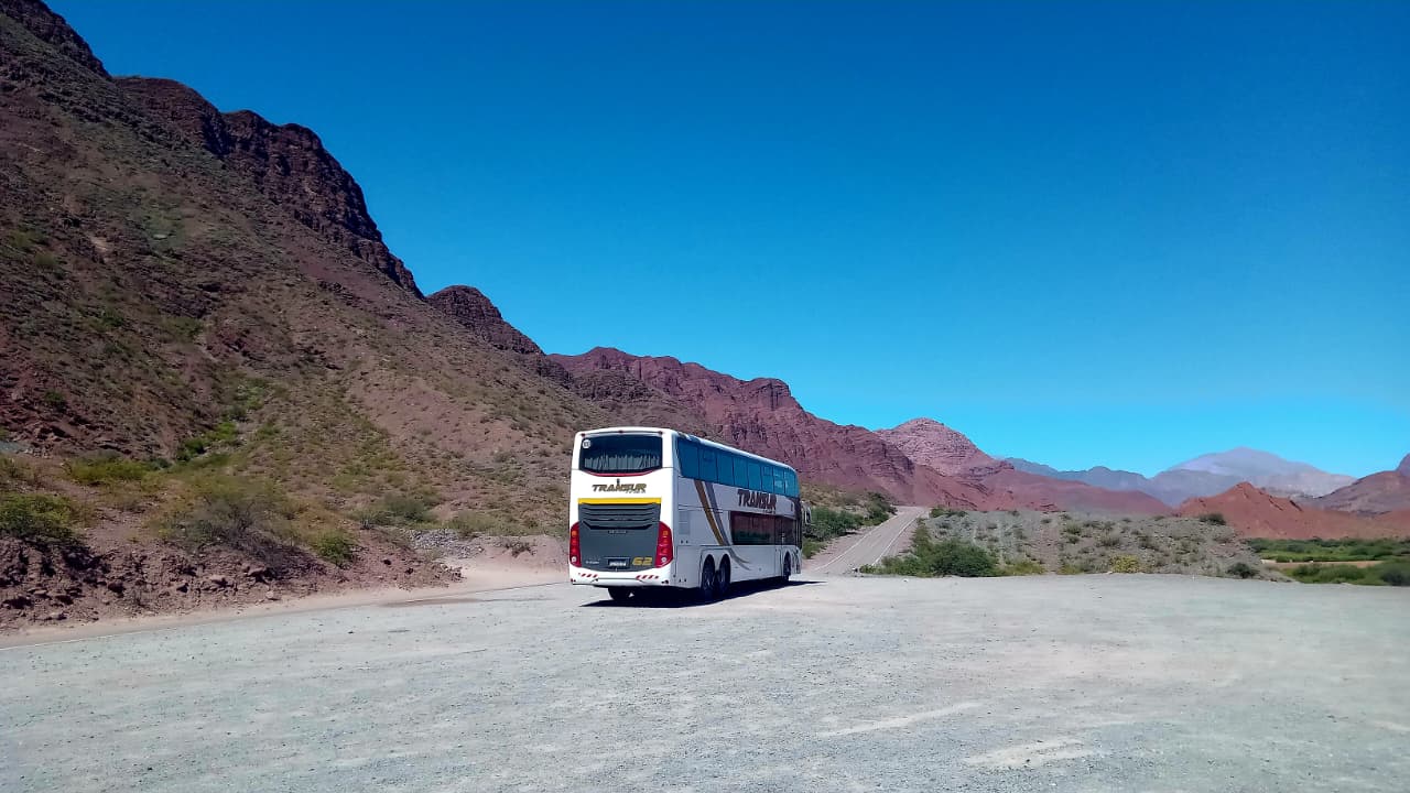 Trasera del bus en valle